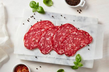 Biberli ve malzemeli salam.