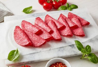 İnce dilimlenmiş salam ve malzemeler