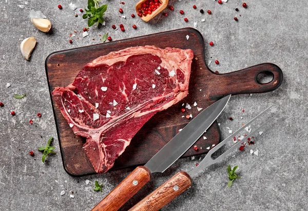 Érlelt Tomahawk Steak Fűszerekkel — Stock Fotó