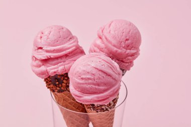 Pembe arka planda dondurma külahları
