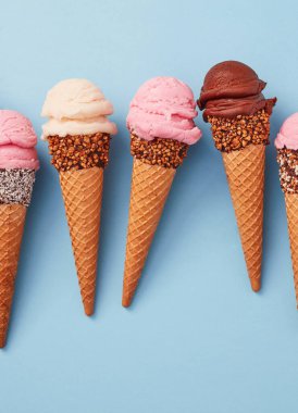 Dondurma külahları mavi arkaplanda