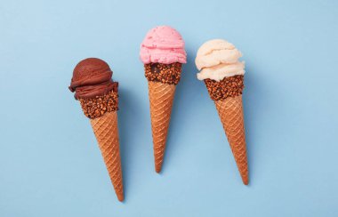 Dondurma külahları mavi arkaplanda