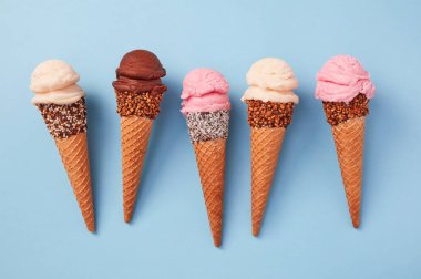 Dondurma külahları mavi arkaplanda