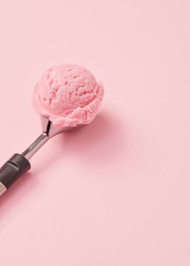 Dondurma kepçesi pembe arka planda