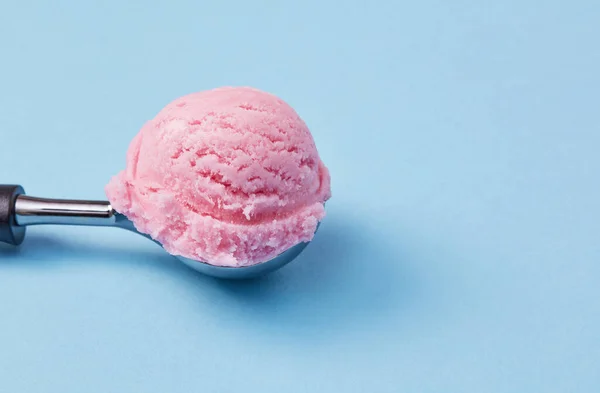 Cuchara Helado Sobre Fondo Azul — Foto de Stock