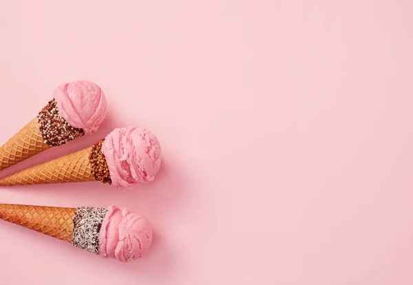 Морозиво Конуси Рожевому Фоні — стокове фото