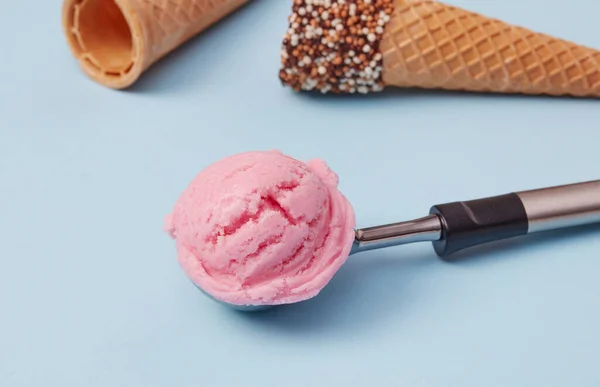 Jégkrém Gombóc Kék Háttér — Stock Fotó
