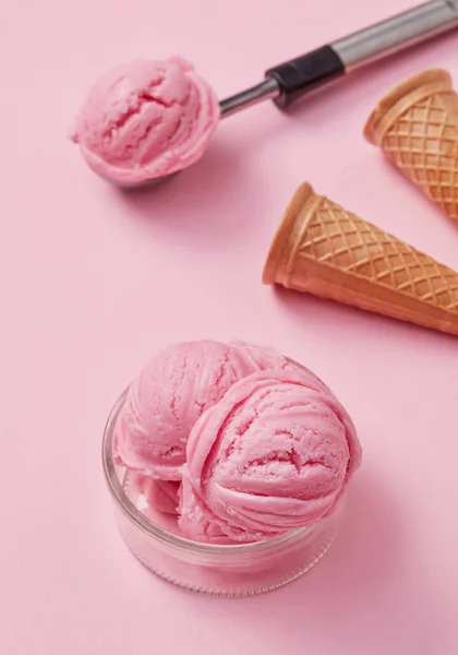 Мороженое Розовом Фоне — стоковое фото
