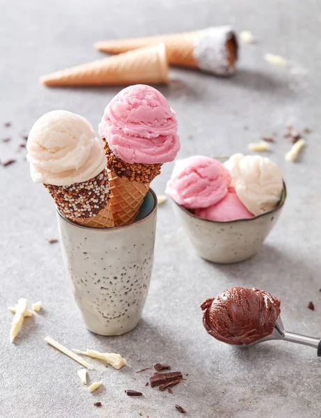 Ремесленное Мороженое Каменном Фоне — стоковое фото
