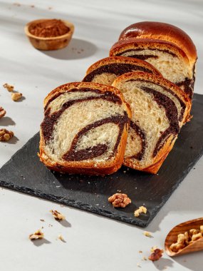 Kakaolu tatlı ekmek ve siyah çikolata