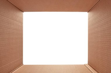 beyaz arkaplanda karton kutu açık