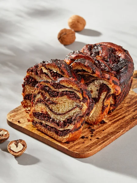 Kakaolu tatlı ekmek ve siyah çikolata