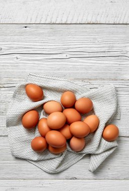 Mutfak havlusunda kahverengi tavuk yumurtası
