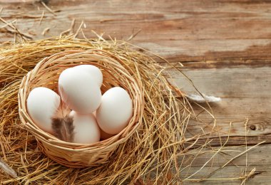 Kırsal bir zeminde sepette taze tavuk yumurtası.