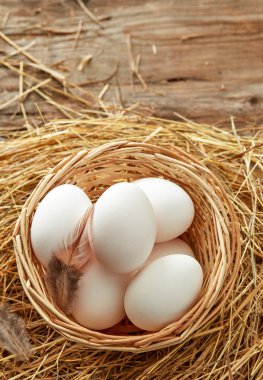 Kırsal bir zeminde sepette taze tavuk yumurtası.