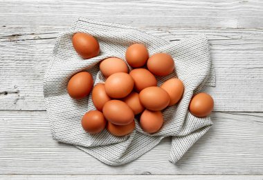 Mutfak havlusunda kahverengi tavuk yumurtası