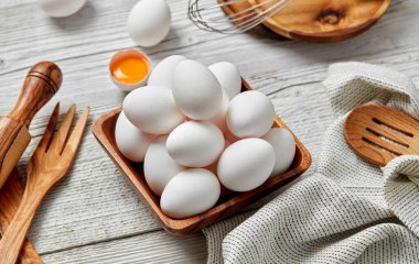 Taze tavuk yumurtaları ve mutfak aletleri.