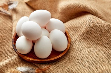 Tahta tabakta taze beyaz yumurtalar