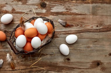 Kırsal bir zeminde sepette taze tavuk yumurtası.