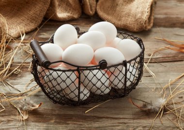 Tahta masada yumurta dolu bir sepet.
