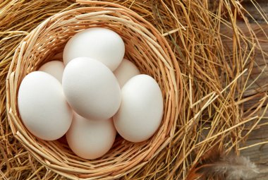 Kırsal bir zeminde sepette taze tavuk yumurtası.