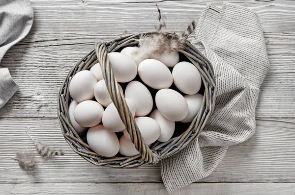 Cesta Con Huevos Blancos Granja Sobre Fondo Madera — Foto de Stock