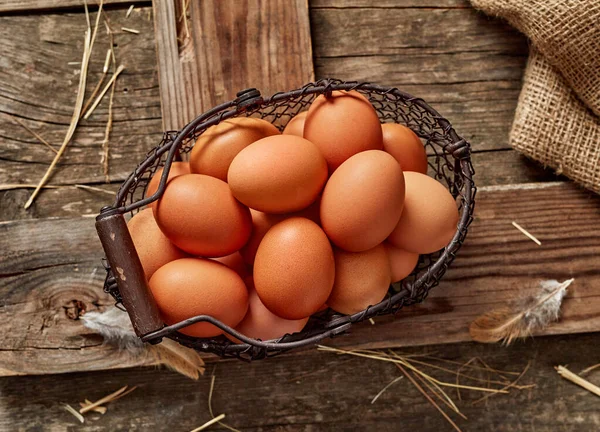 Huevos Pollo Frescos Canasta Sobre Fondo Rústico — Foto de Stock