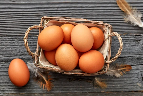 Huevos Pollo Frescos Canasta Sobre Fondo Rústico — Foto de Stock