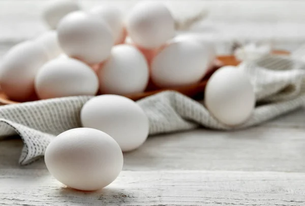 Huevos Blancos Bandeja Madera Sobre Fondo Madera Blanca — Foto de Stock