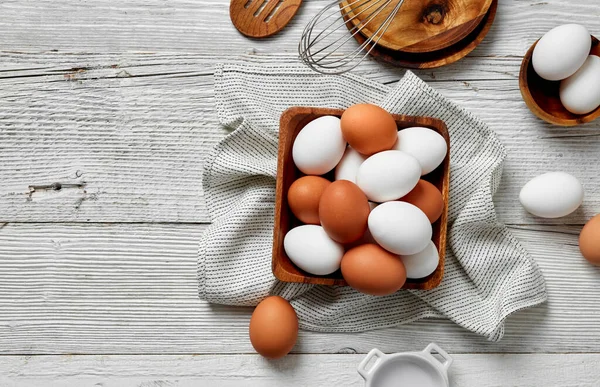 Huevos Pollo Utensilios Cocina Frescos Color Marrón Blanco — Foto de Stock