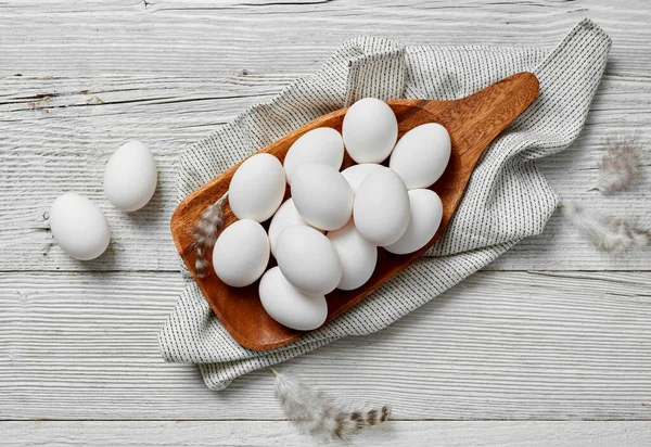 Huevos Blancos Bandeja Madera Sobre Fondo Madera Blanca — Foto de Stock