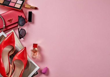 Pembe arka planda kadın aksesuarları