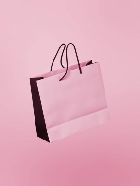 Pembe bir arka plan üzerinde pembe alışveriş çantası