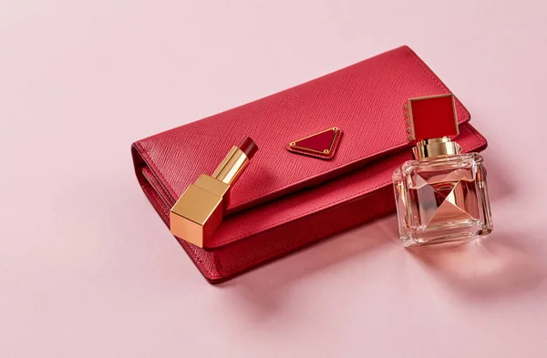 Geldbörse Lippenstift Und Parfüm Auf Rosa Hintergrund Stockbild