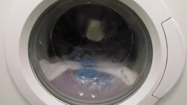 Çamaşır makinesi banyoda.