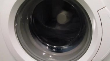 Wringing out the laundry in the washing machine
