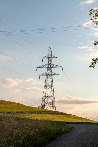 Alandaki yüksek voltajlı elektrik hatları