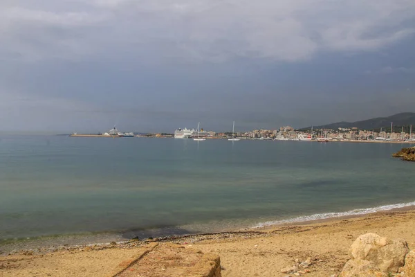 Deniz manzarası ve kumsal.