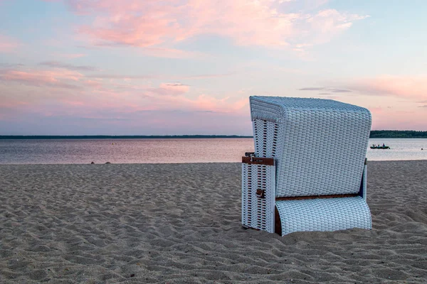 Strandkorb ben Brwaldersee am Wasser bei einem Sonnenuntergang 