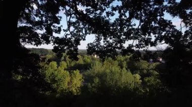 Anflug auf das Schloss vom Aussichtspunkt