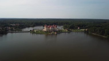 Anflug auf das Schloss vom Aussichtspunkt