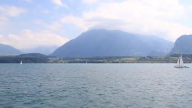 Segeln in der Schweiz mit Sicht auf Berge 