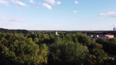 Flug vom Aussichtspunkt mit sicht auf das Schloss