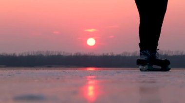 Eislaufen bei einen Sonnenuntergang