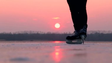 Eislaufen bei einem Sonnenuntergang