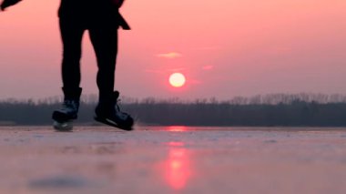 Eislaufen bei einem Sonnenuntergang