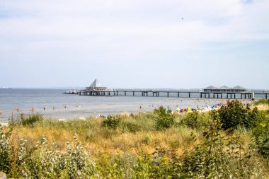 Endüstriyel arazi. Baltık Denizi 'nde kömürlü güzel bir günbatımı.