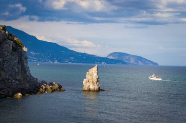 Suyun içindeki kayayla nefes kesici manzara
