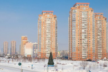 Şehrin yerleşim yerindeki bir sokakta Noel ağacı