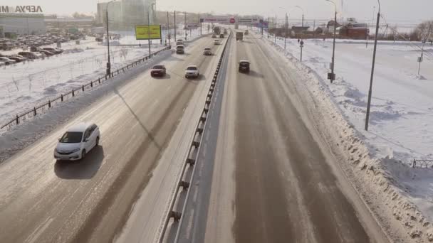 橋からの冬の日の景色の忙しい道路 — ストック動画